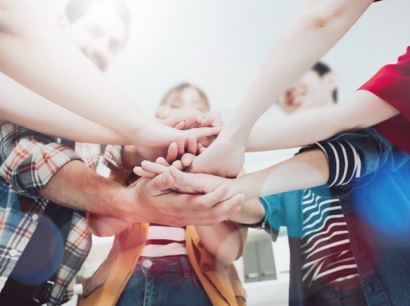 Paymenus donations hands together